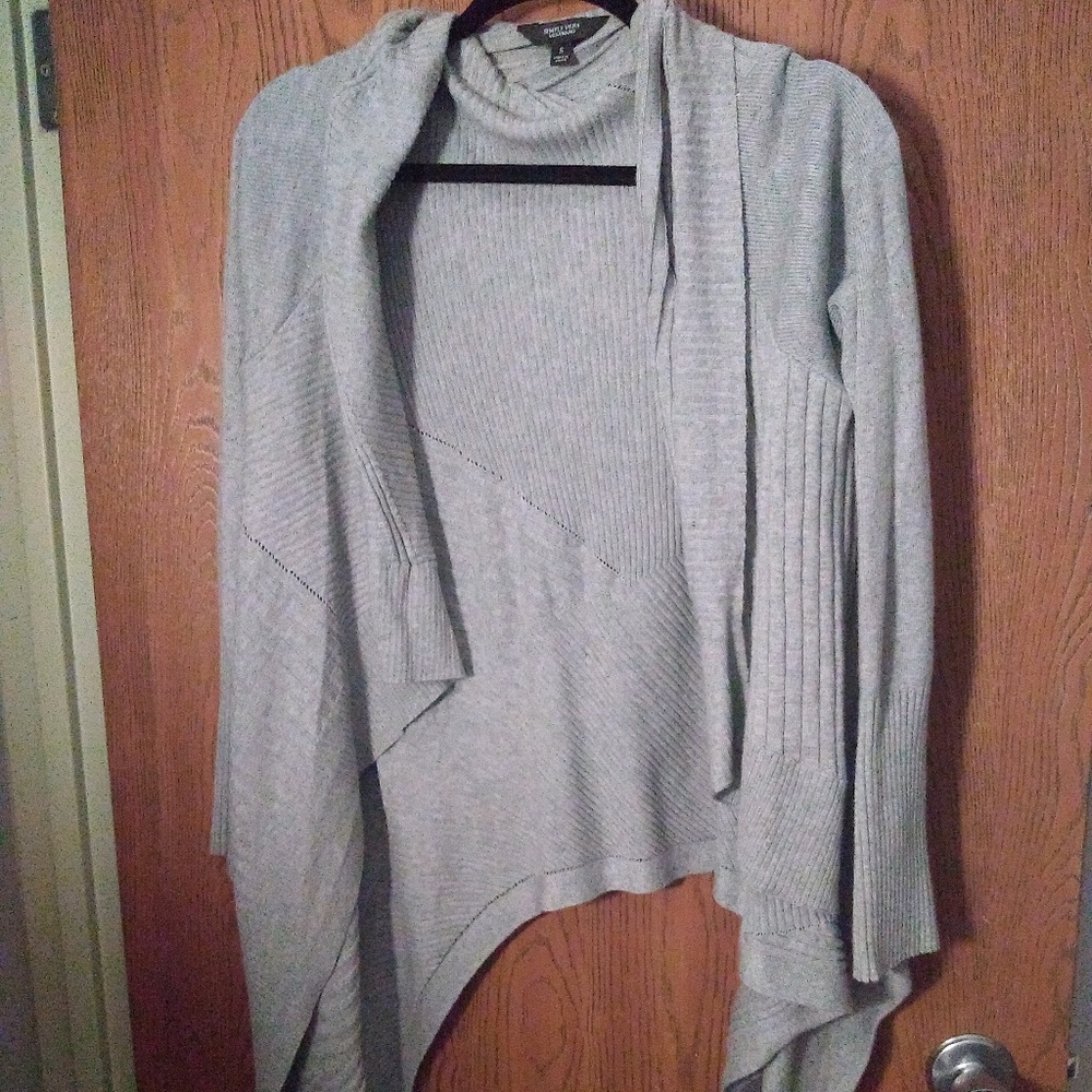 Simply Vera Wang gray open-style cardigan sweater.
